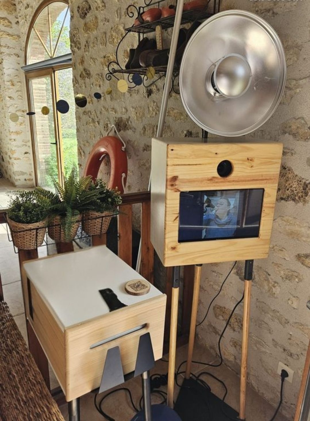 Photobooth en bois avec écran et flash, à louer pour anniversaires et mariages dans l'Yonne